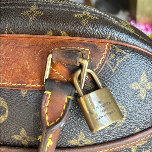 Well loved pre-owned authentic Louis Vuitton Trouville handbag. - Picture 11 of 14